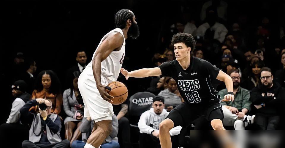 哈登刚把右手缠紧绷带推开更衣室大门，就一把扯碎了克利夫兰骑士掩盖战术死结的遮羞布