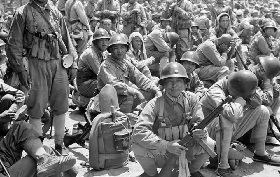 国民政府在金圆券的币值崩盘后，为了安抚军心决定该发银元，但市面上流通的银元种类繁