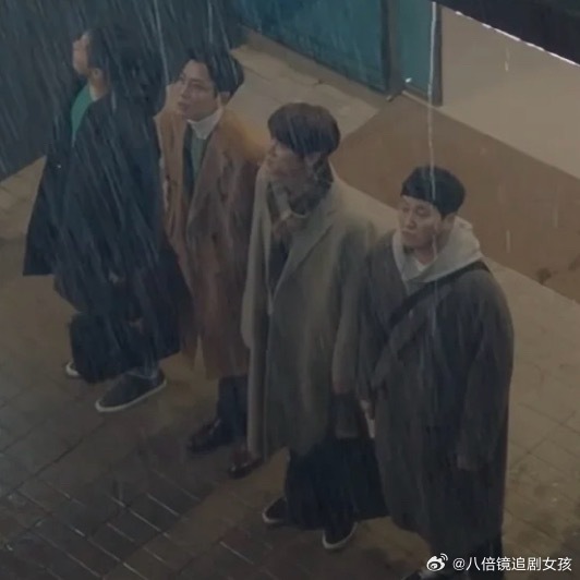 “右边三个好会穿”在哔站看到这句弹幕差点笑晕抑菌你就这样穿你的绿色毛衣站在三个风