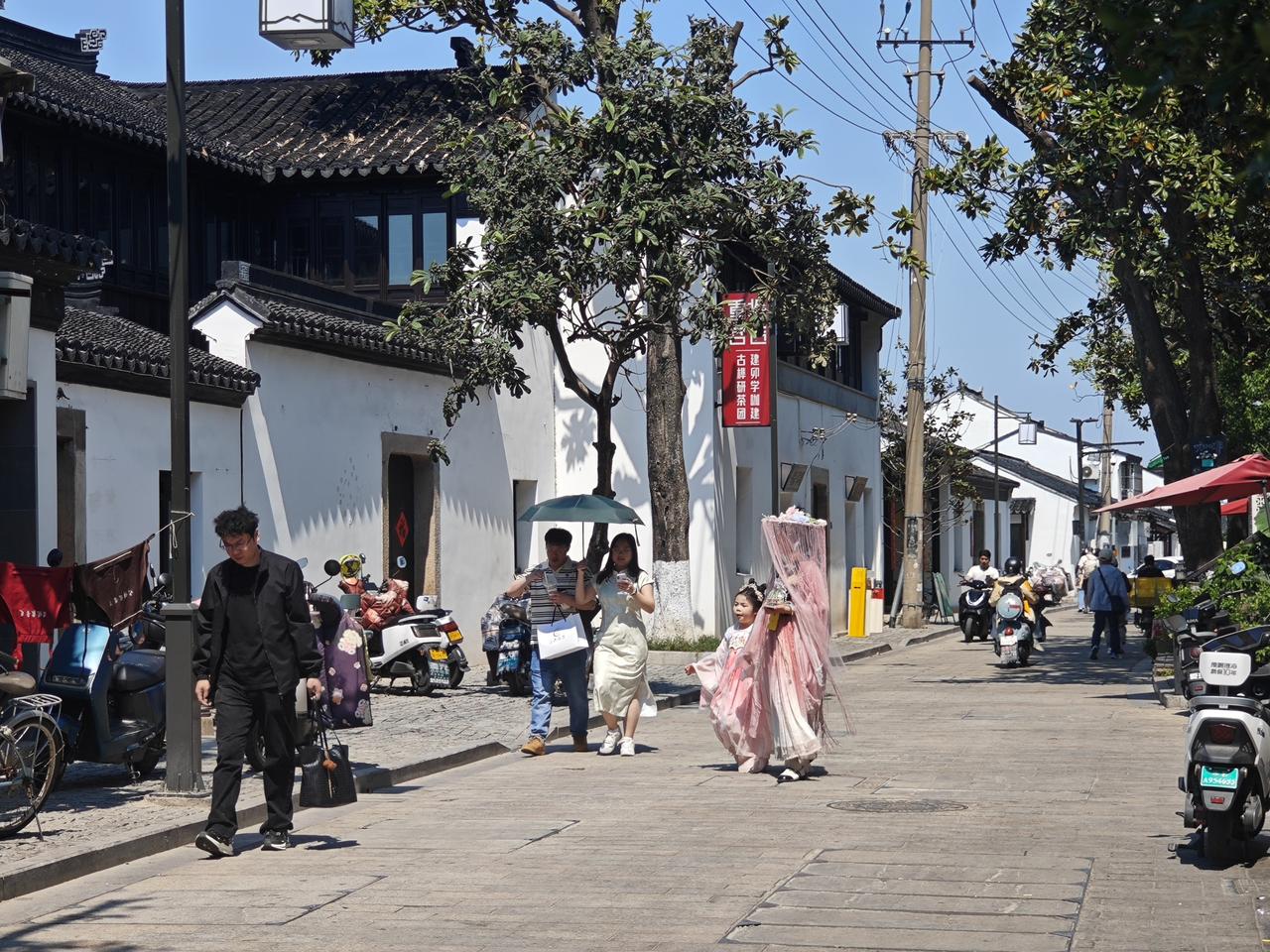 苏州的美，从不只是小桥流水、园林通幽，还有街巷里那一抹鲜活滚烫的烟火气。

有人