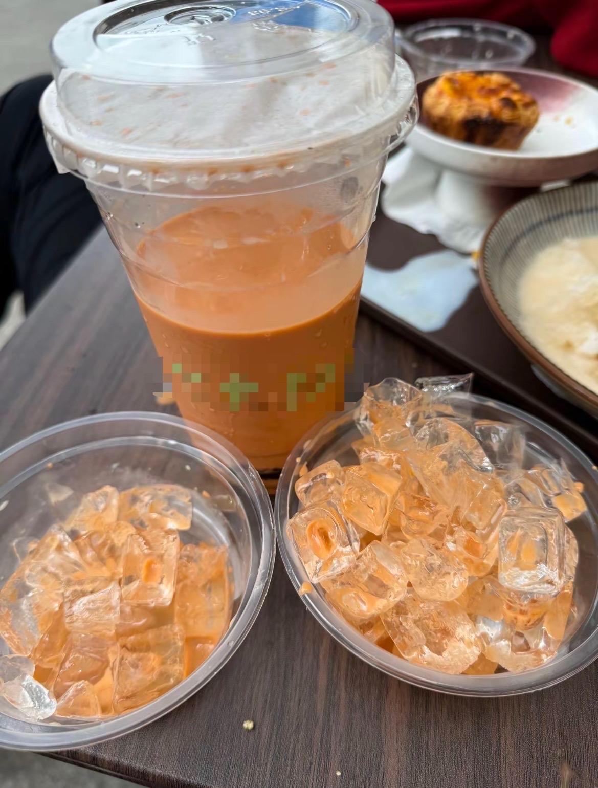 【玉林城区19块钱一杯奶茶里面半杯冰块】2月21日，网友爆料称：玉林市城区某奶茶