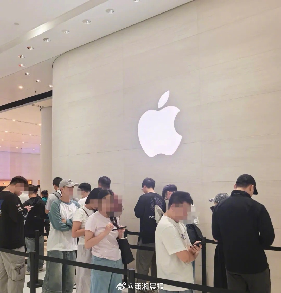 【记者直击长沙门店，#iPhone17开售长沙门店七点有人排队#，#黄牛加价四五