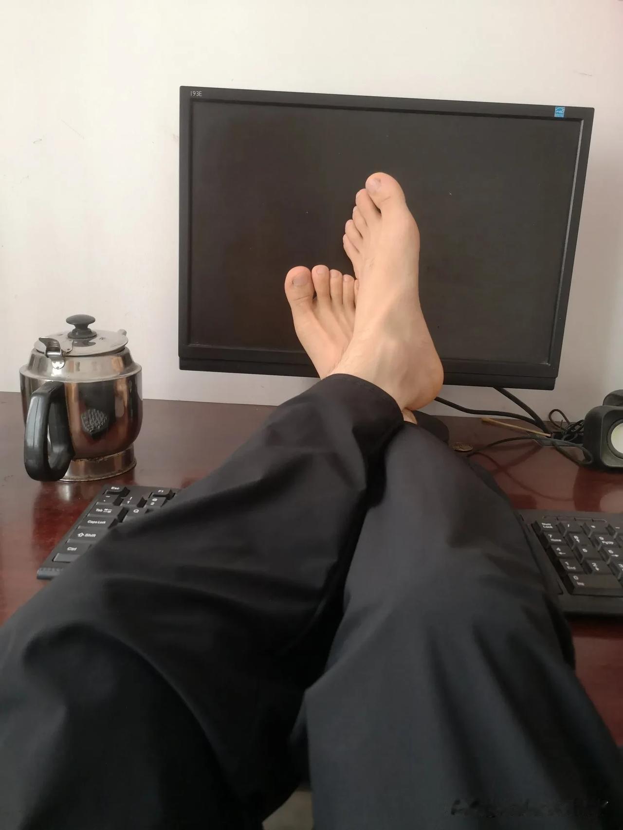 停电！什么意思？这两天都是突然停电！还是突然停一秒又有电！连续两天了！家里又没有