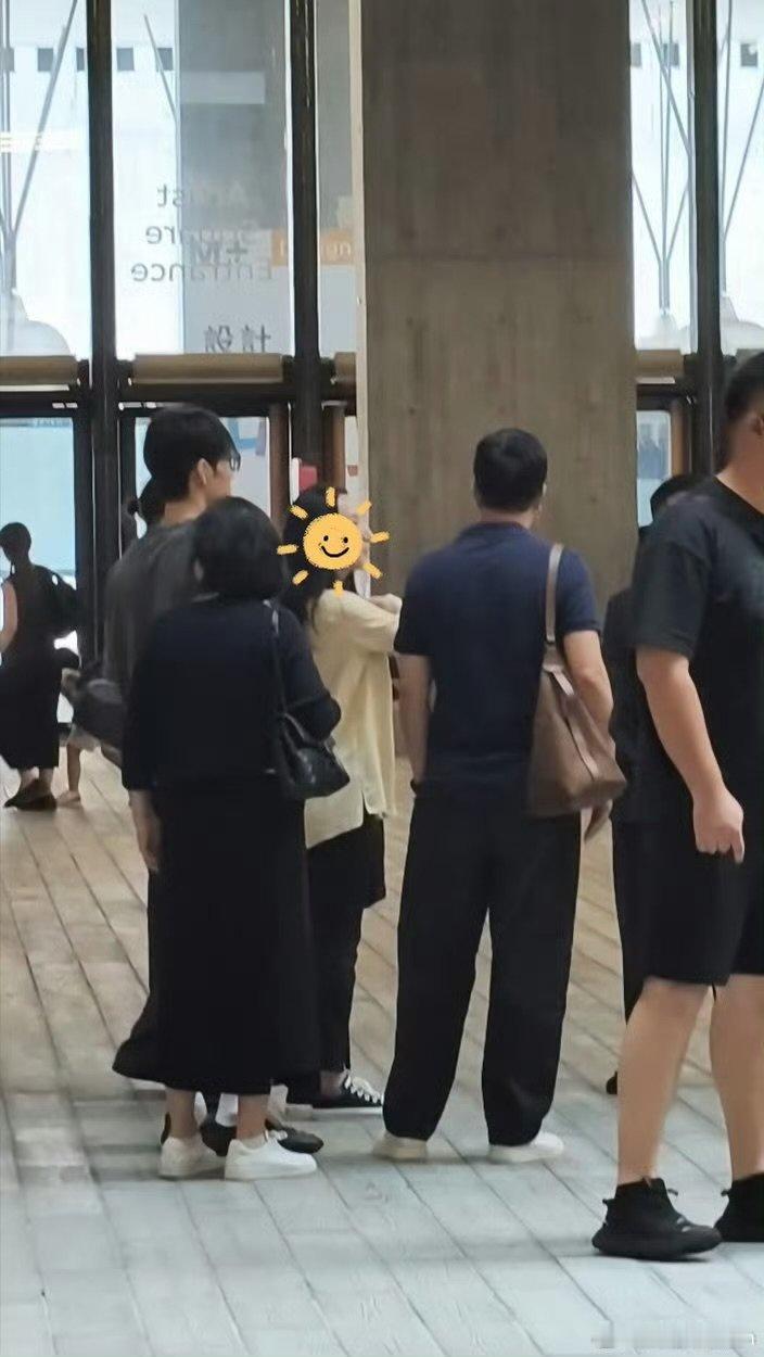 香港逛街偶遇肖战香港逛街偶遇肖战和爸爸妈妈 香港逛街偶遇肖战!!! 