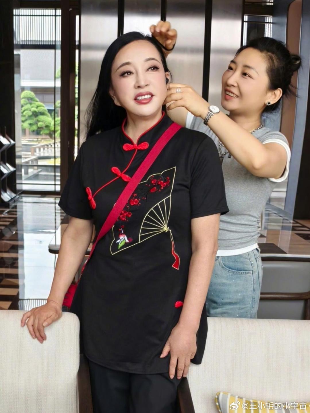 75岁的刘晓庆硬是被化妆师化成了57岁的感觉，到底是庆姐底子好，还是化妆师手法太