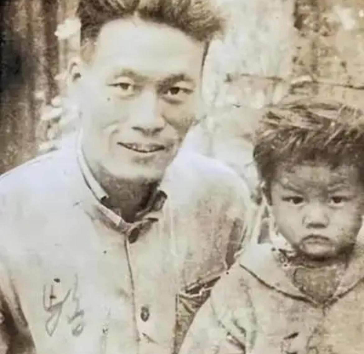 1937年4月，东北一家三口被日军押送刑场，即将执行死刑。父亲被日军斩首，5岁的