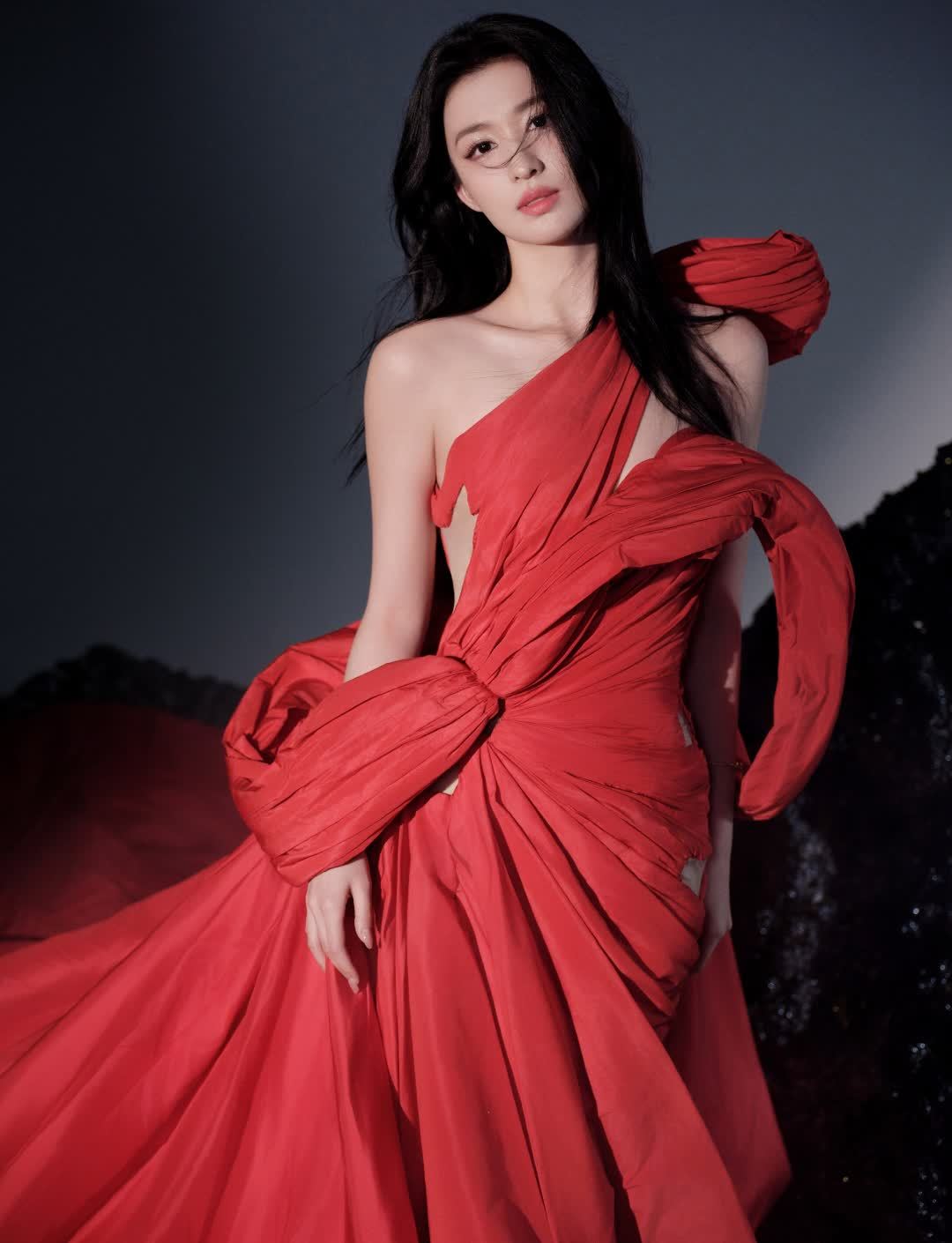 承认吧姐妹们王楚然就是行走的红色种草机！她穿红色让我心动到不行，那种血气十足的明