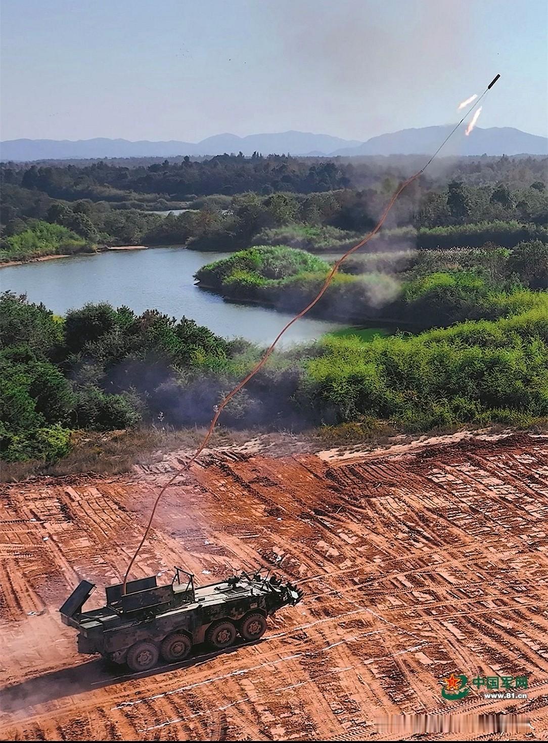 不常见的陆军某旅的轮式装甲扫雷车，开展实弹扫雷训练！

轮式坦克装甲车