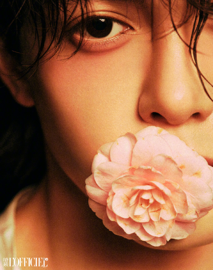 曾舜晞深V簪花少年轻嗅曾舜晞的馥郁香气 轻嗅曾舜晞的馥郁香气，曾舜晞深V簪花少年