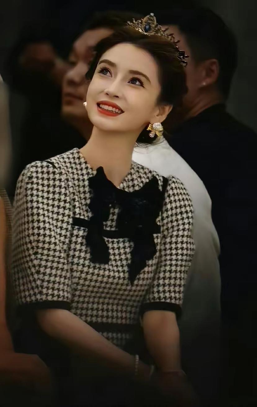 黄晓明真得被杨颖这状态惊到吧！36岁当妈还能在拉飞姆秀场美成“迪士尼在逃公主”，