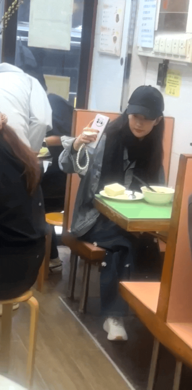 刘亦菲一个人在餐厅吃饭自拍被路人发现，这个小眼神好可爱呀！