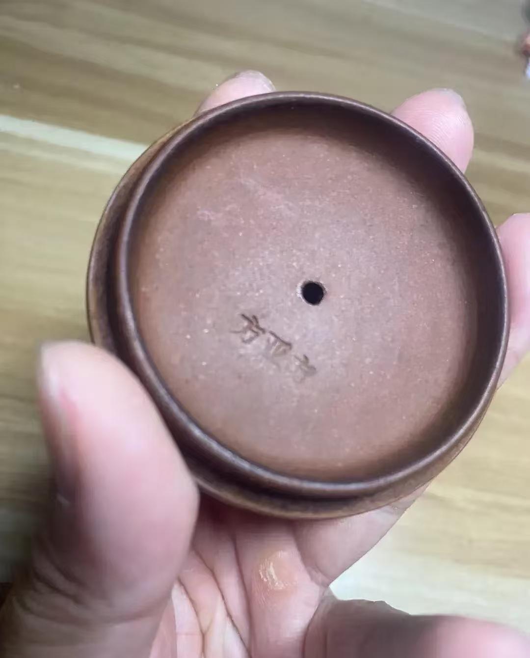300块入手个紫砂壶！领导给他女儿摆满月酒，我去随份子，看到他家博古架上摆着个壶