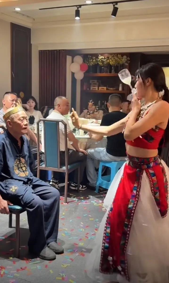 老人家过寿，孩子给安排了舞蹈节目