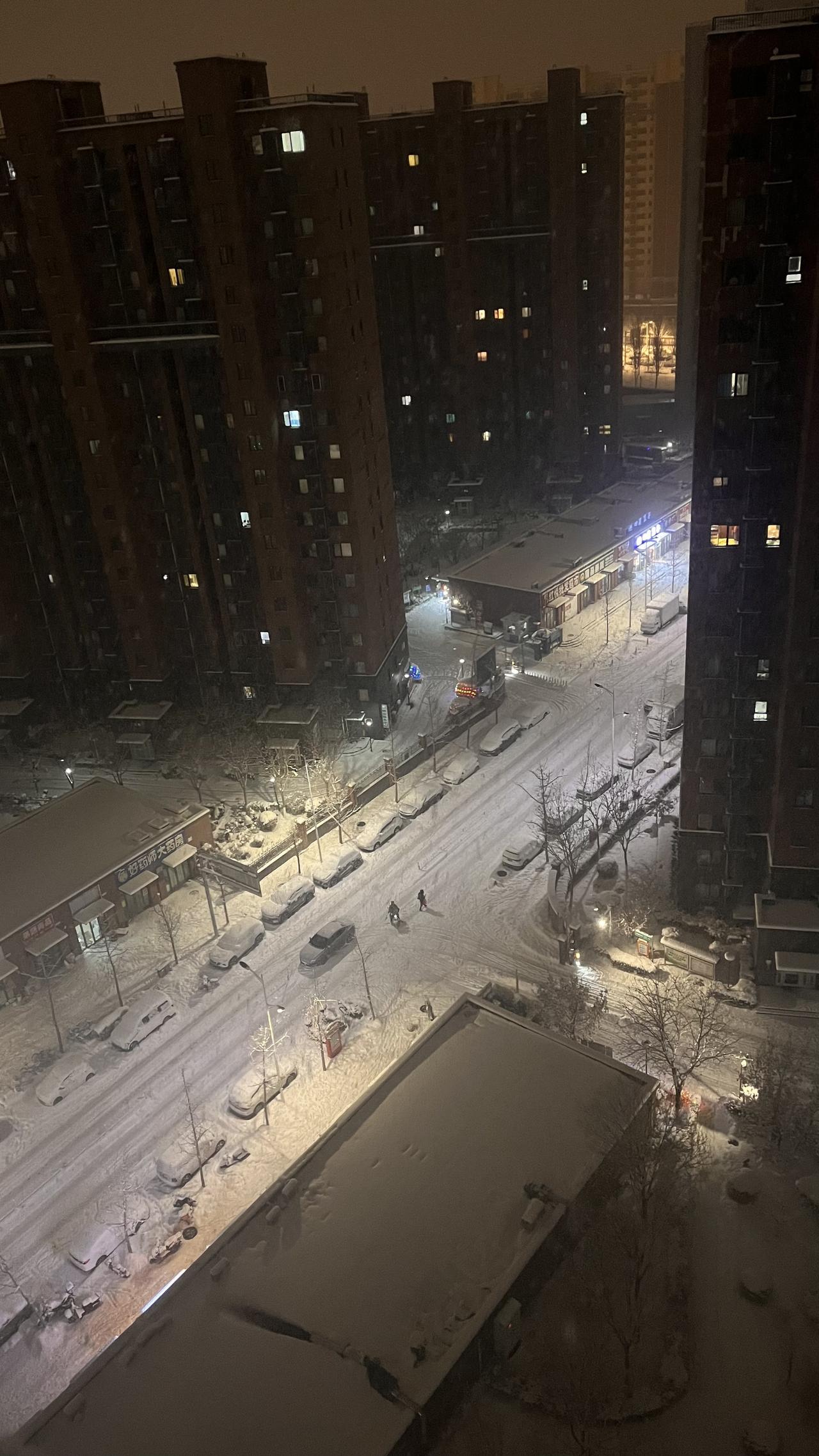 北京房山的雪还在继续
从17日早上六点多开始，下到中午左右，房山的雪停了一会。