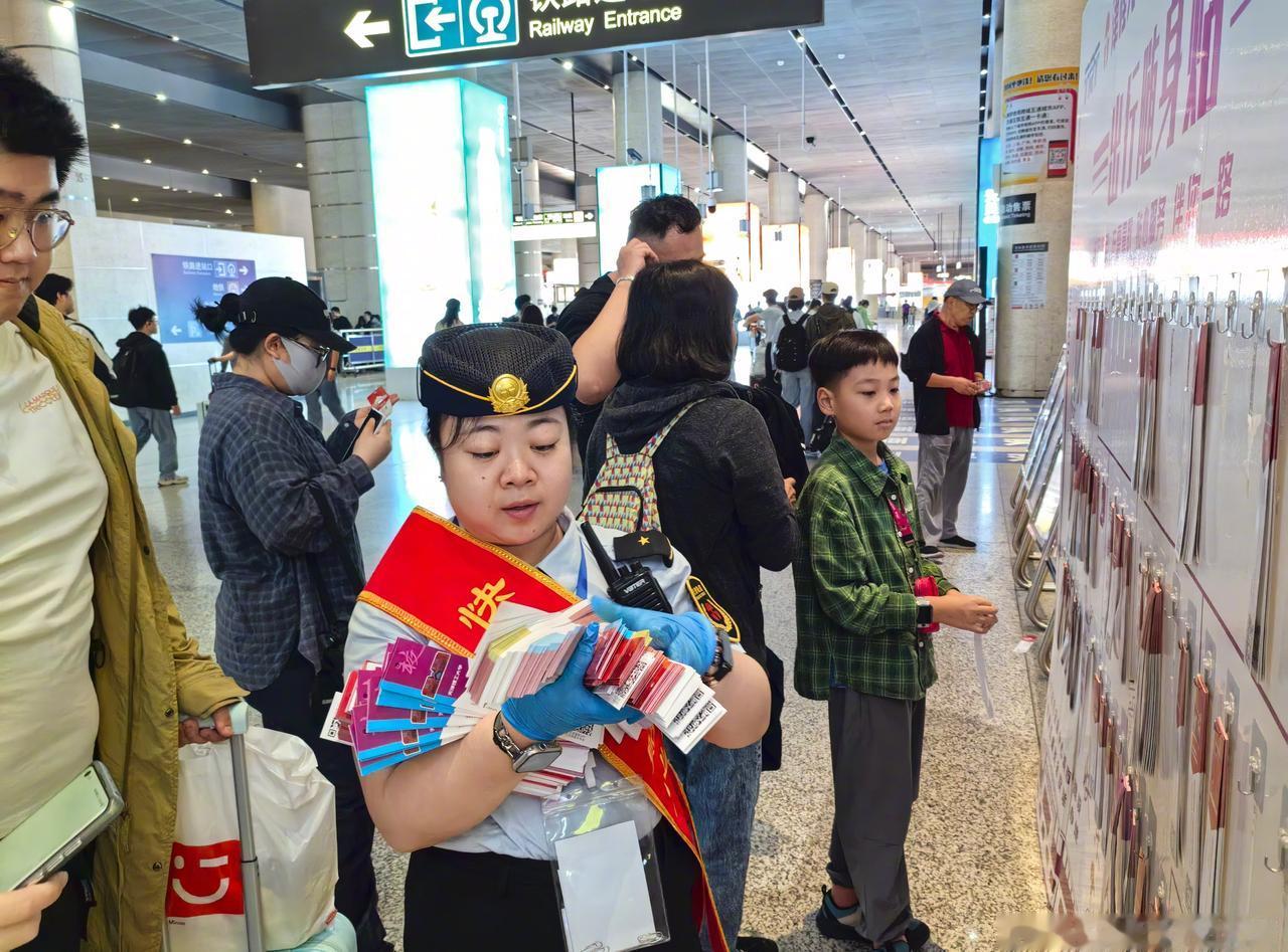 津轨寻美国庆假期期间，天津西站津程岗始终坚守一线，面对节假日客流高峰，车站人员不