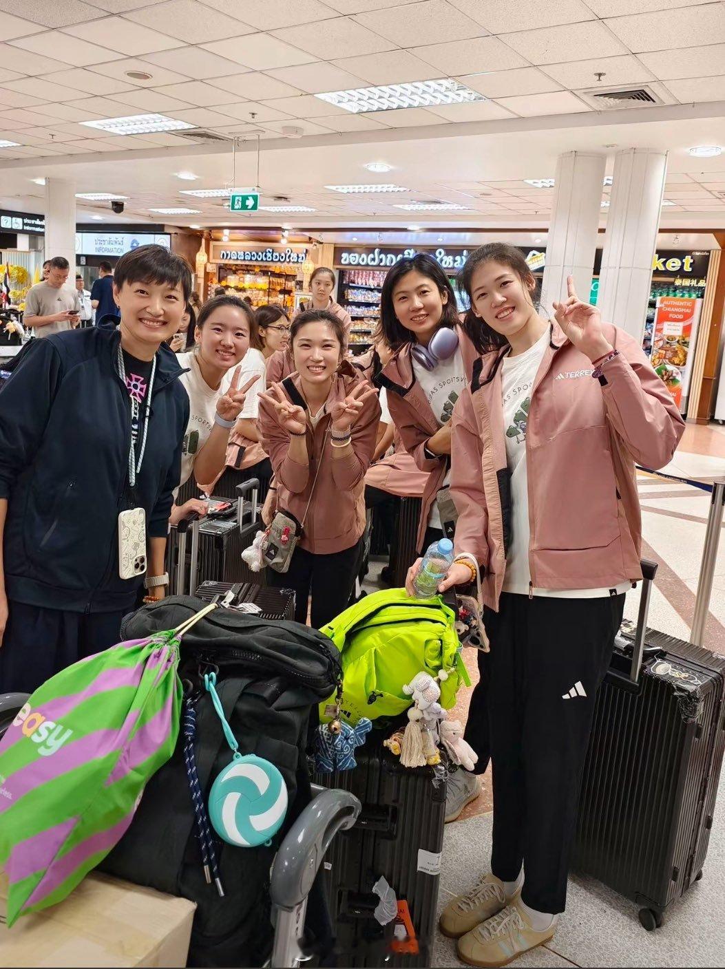中国女排出发泰国曼谷，根据赛程安排，所有淘汰赛都在泰国曼谷举行2025女排世锦赛