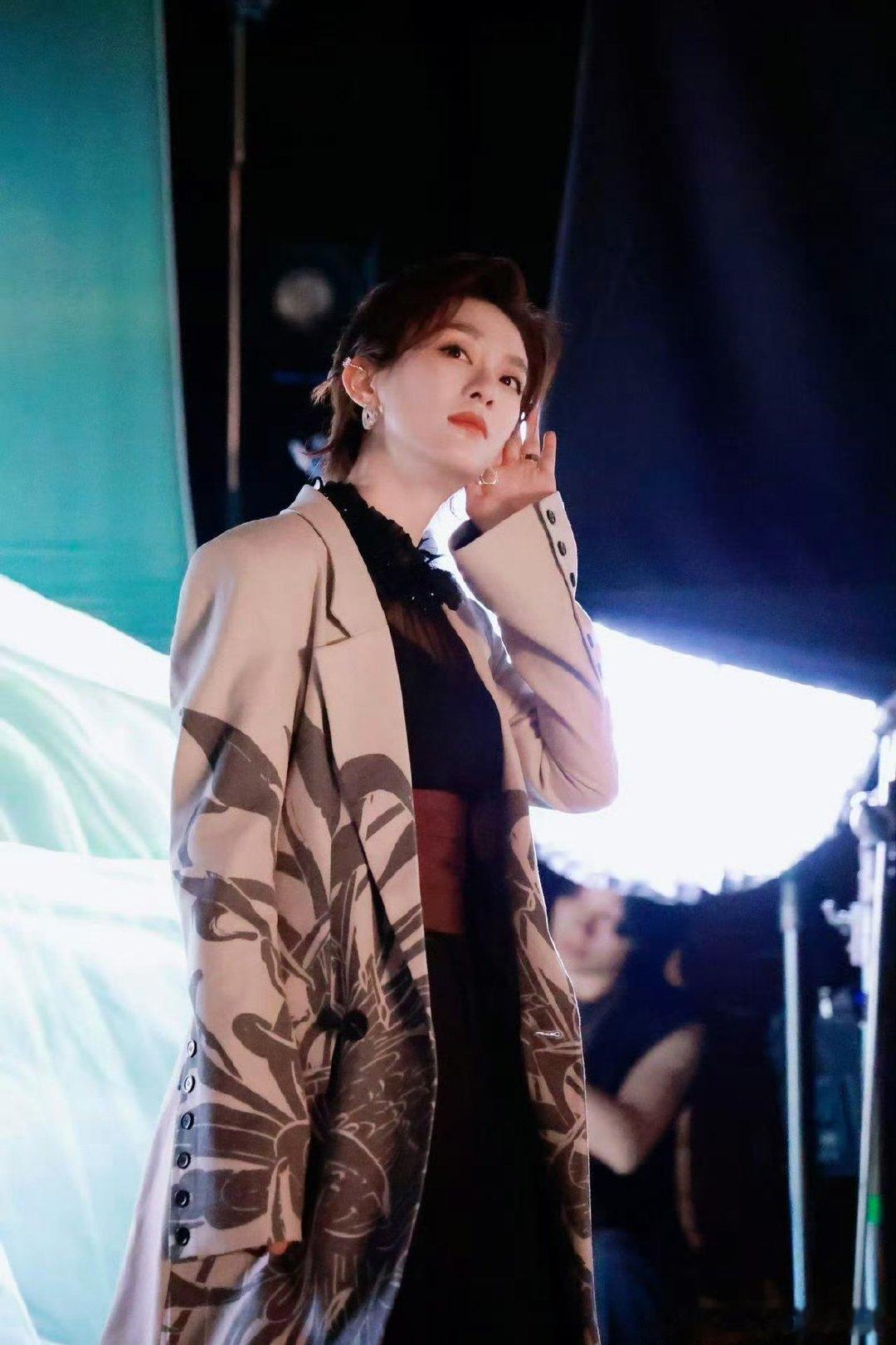 侯宇短发VS长发侯宇长发短发判若两人气质随着发型在变，长发美的太超过了！ 