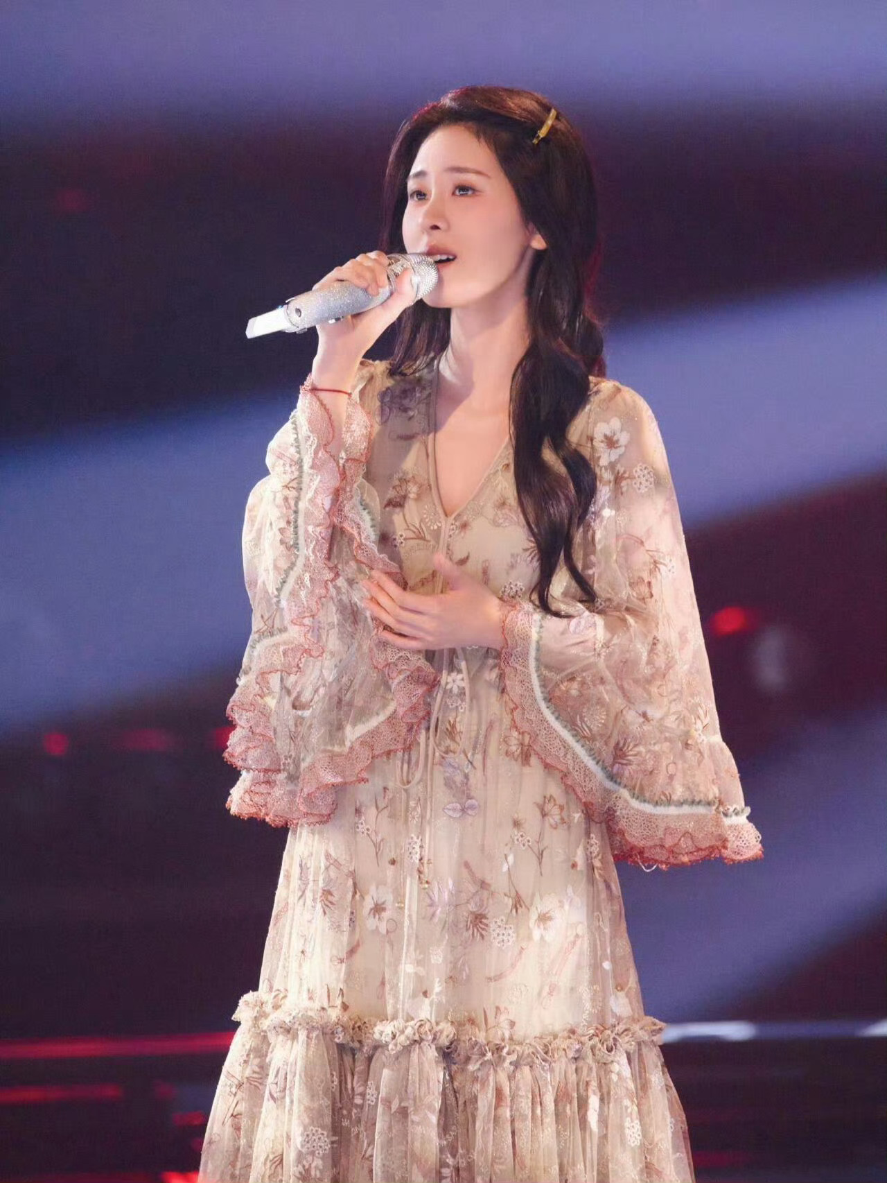 张碧晨新加坡演唱会上座率有把好嗓子，对歌手来说比什么都强！张碧晨的声音辨识度极高