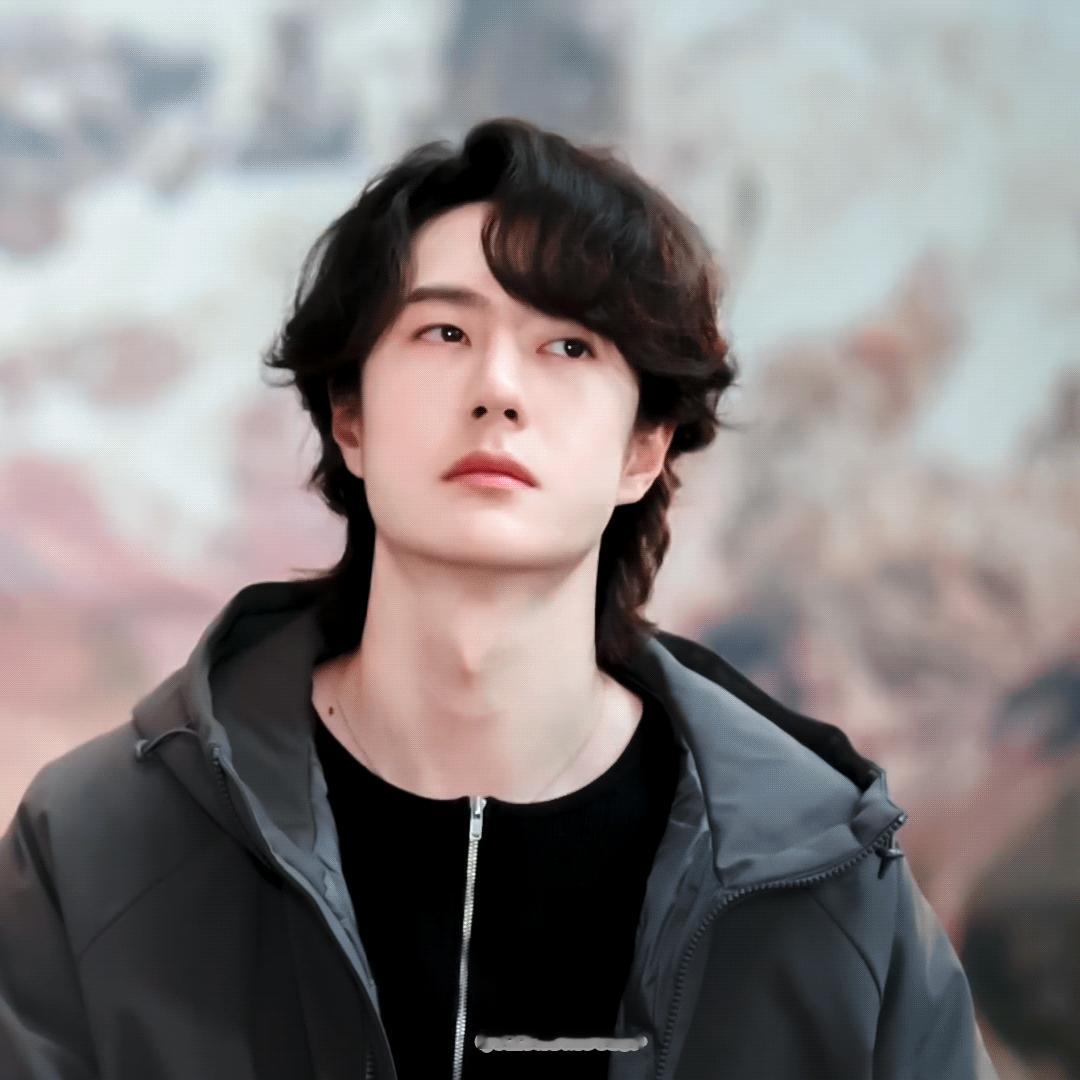 早起看帅哥王一博鸭鸭品牌全球首席代言人鸭鸭中国第一件羽绒服的制造者天冷了就穿鸭鸭