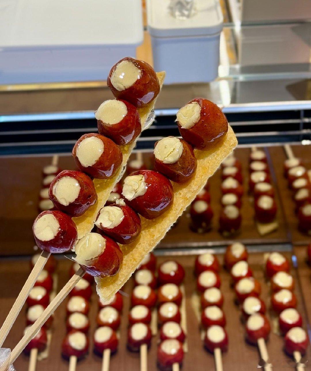 工作忙到傻的时候，就想吃点解压的小甜。山楂奶皮子糖葫芦特别适合这时候，酸甜自然、