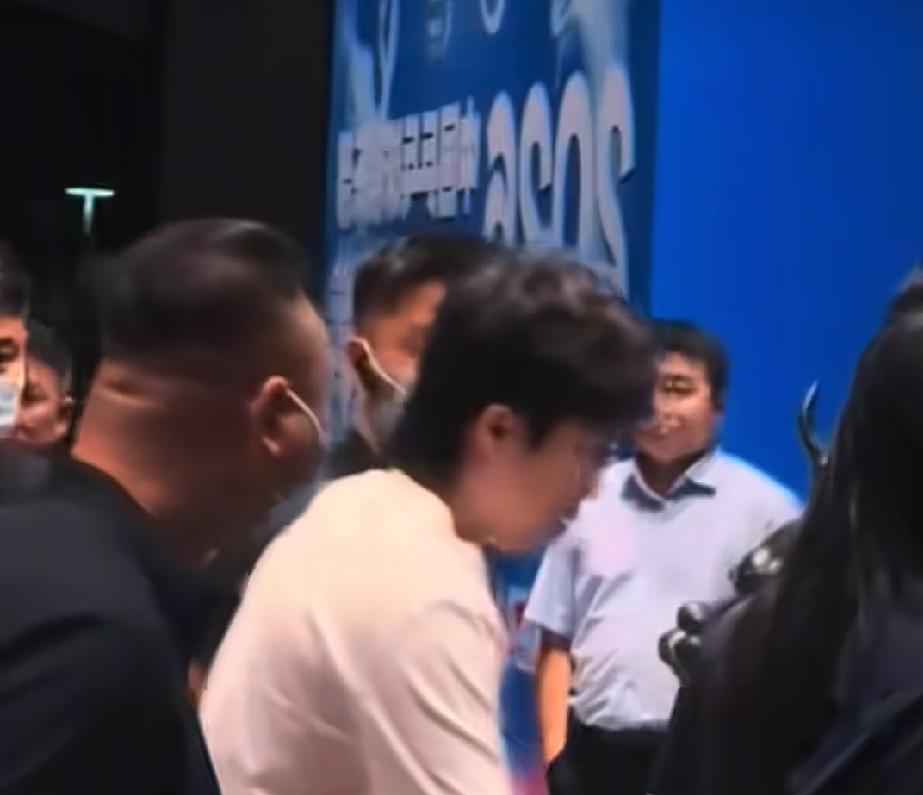 7月21日，楚钦到达大连
魏桥有派工作人员接机
为啥都喜欢喷王队啊
理由超级简单