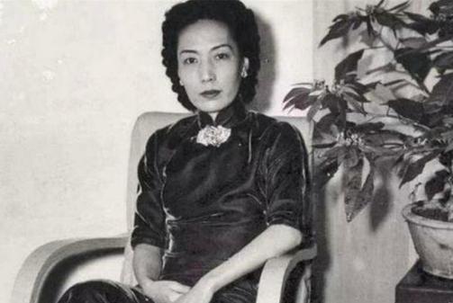 1965年香港的午后，麻将牌在姚玉兰指间磕出清脆的响，她却突然觉得心口像被一只手