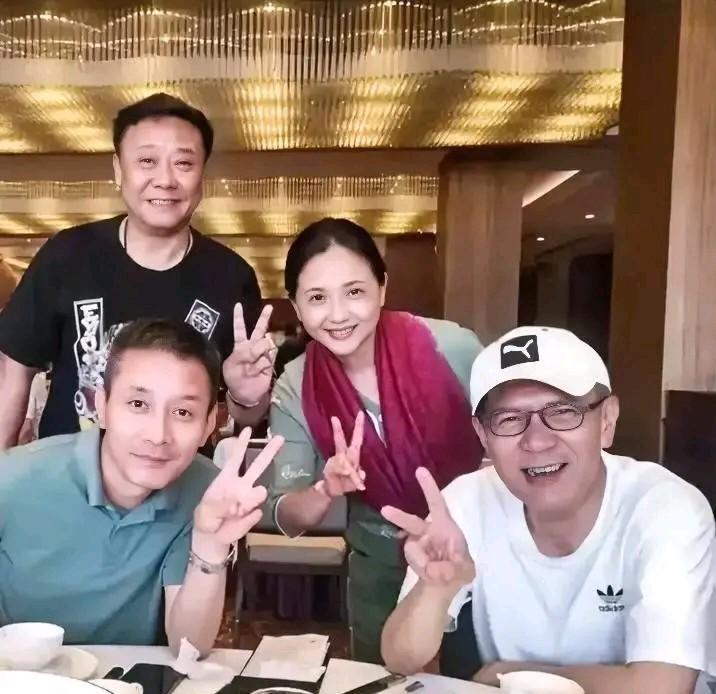 田小洁，陶慧敏，身穿黑T恤和白T恤的在银幕上也见过。