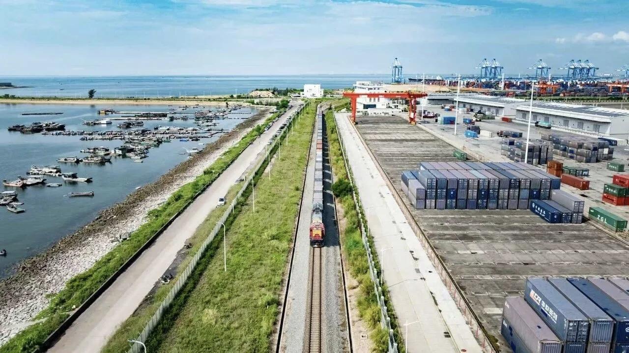 今年前三季度，西部陆海新通道铁海联运班列交出亮眼答卷：累计发运集装箱货物109万