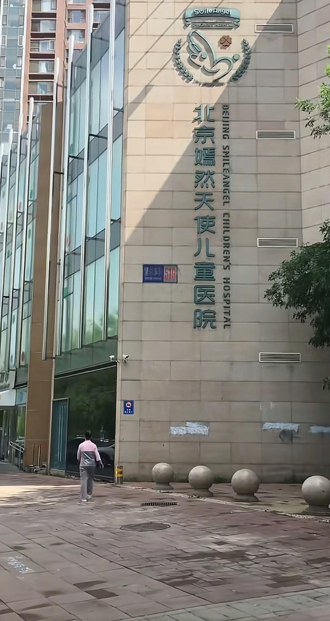 李亚鹏感动了全网
却没有感动房东
嫣然天使儿童医院给了无数家庭新的希望，曾经的患