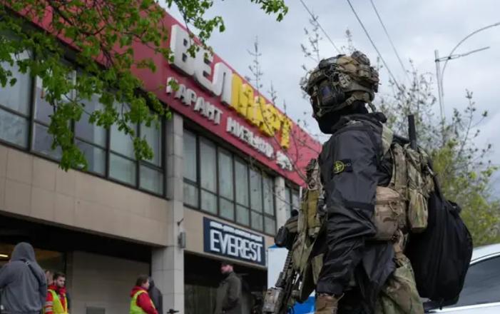 值勤巡警逃离现场，乌克兰巡警总负责人辞职

基辅发生罕见的大规模枪击事件后，为平