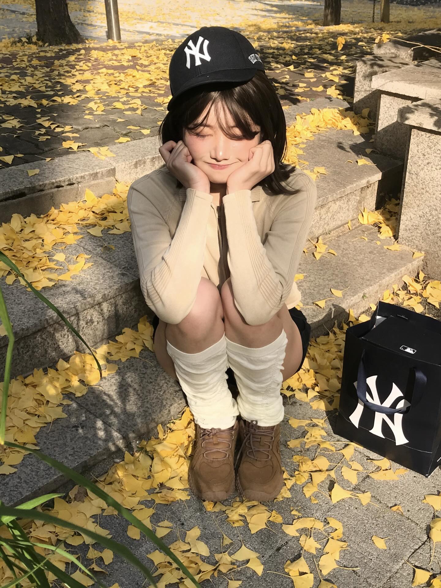 🍂 救命！ 銀杏葉堆里藏著秋日少女感密碼！ ✨ 石階上的慵懶pose...