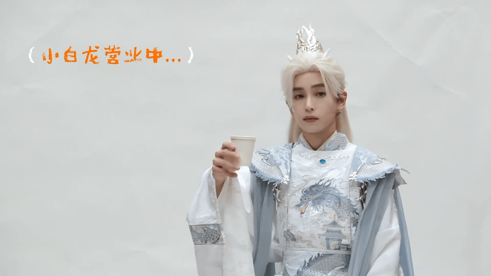 彭昱畅这样帅得更清晰了 彭昱畅的帅终于“藏不住”！五官越来越立体精致，衣服上的龙