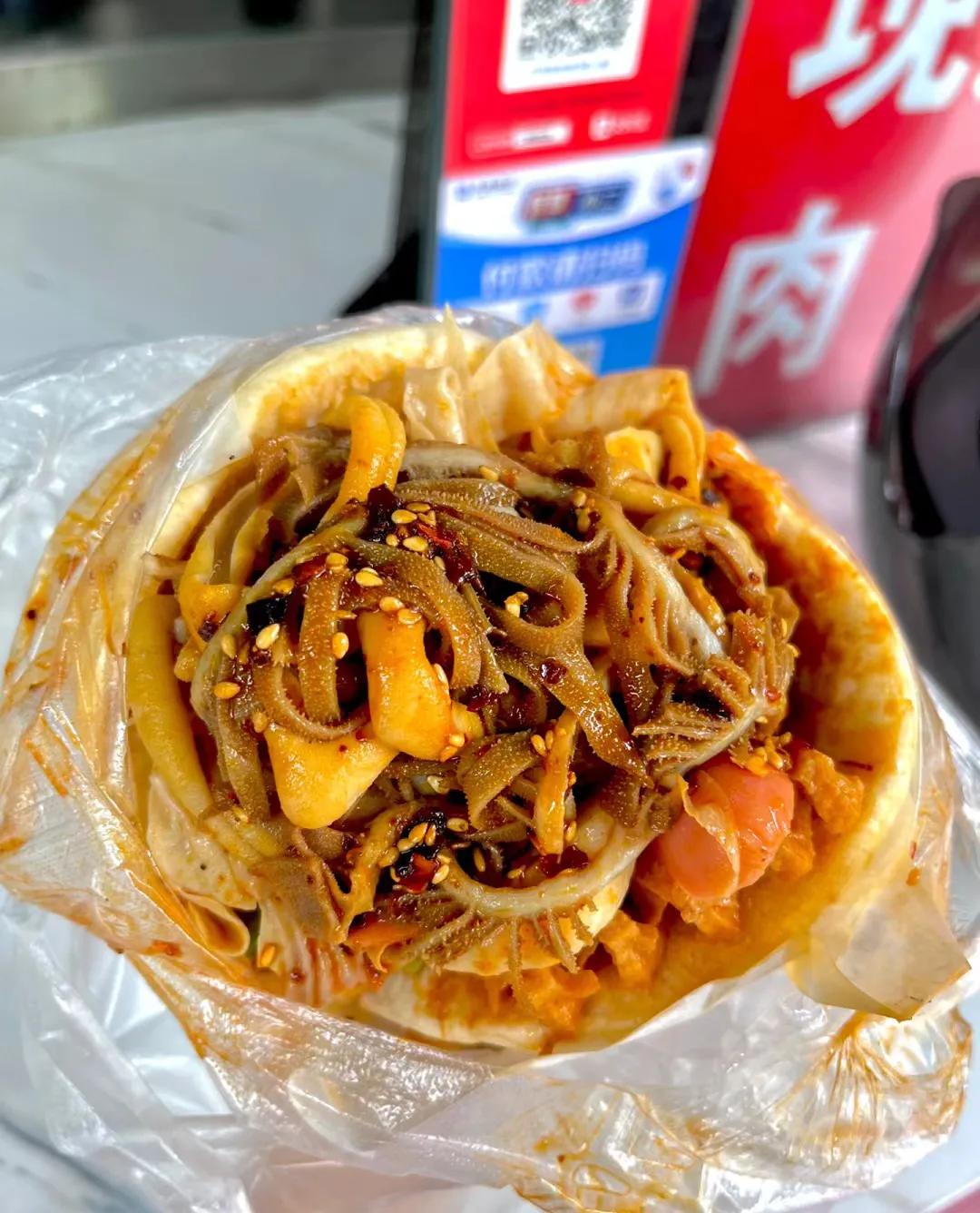 跨越整个大明湖就为吃到这一口
最近很火的凉皮嫂子
她家有卷凉皮和夹饼冒菜
尊的很