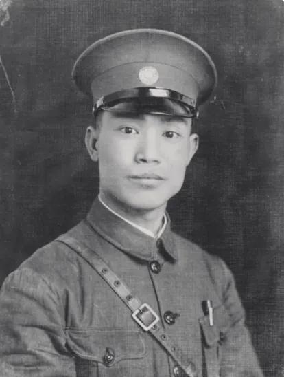 1925年，陈诚回家奔丧。7年不见的妻子，想与他同房。不料，刚到床上，就被他一脚