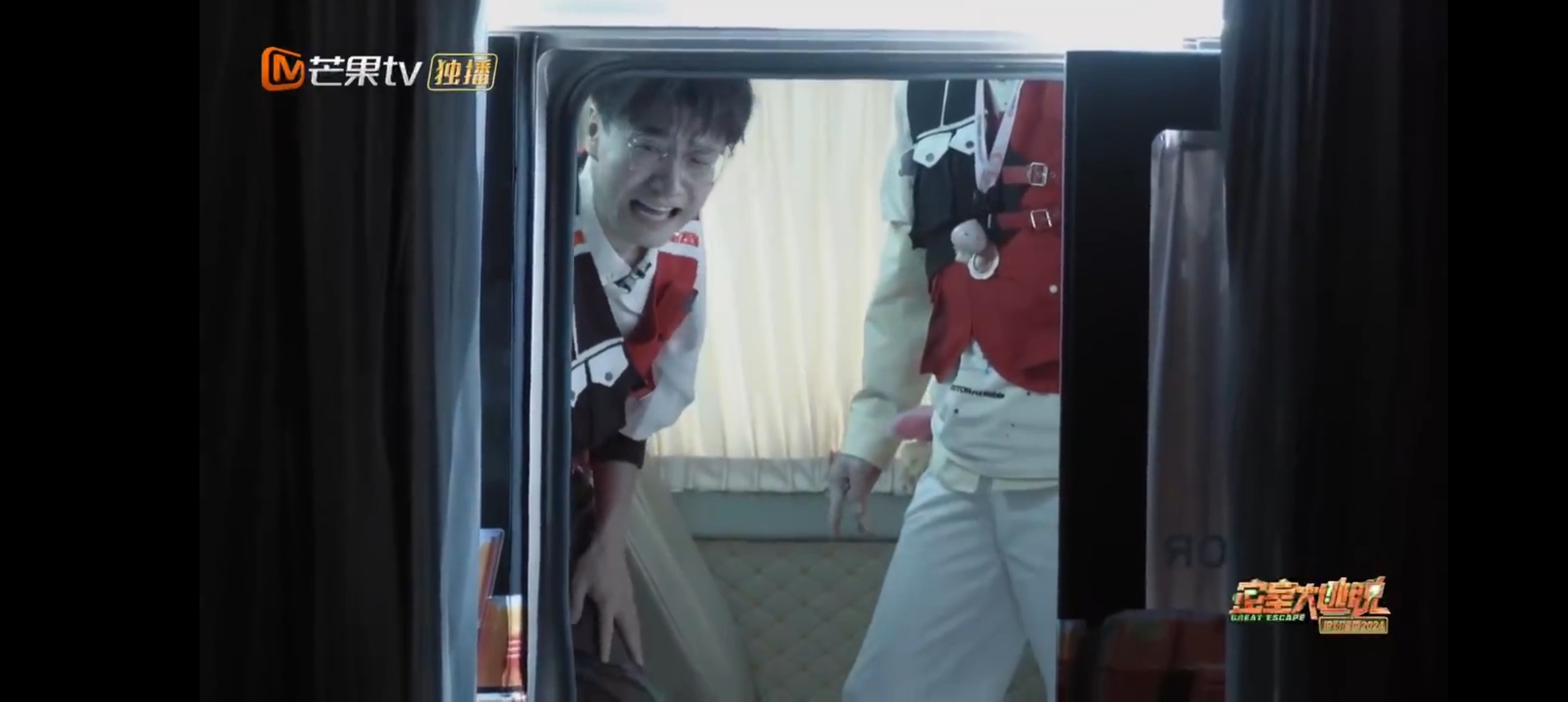 #张远来密逃费的是嗓子# 张远是来密室开嗓的吧，还没开始玩已经尖叫了，进入密室就