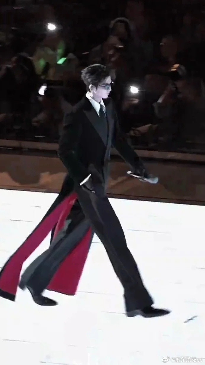 张凌赫官宣宝格丽最近被张凌赫进行曲刷屏，多看帅哥心情好 