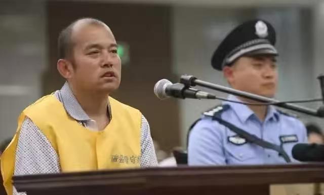 一个死刑犯，硬要替另一个被枪决的人扛罪，这背后，是一位警察11年的孤勇。
200