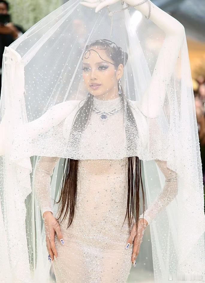 Lisa宁艺卓柳智敏晚宴同框三位美女同框状态都很惊艳，对眼睛太友好了！ 