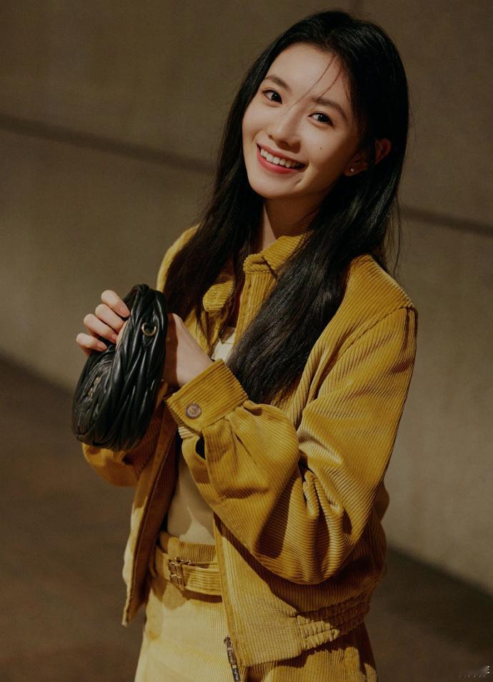 #刘浩存美拉德秋日大片##刘浩存秋日穿搭# 美拉德秋日大片里的刘浩存，姜黄色灯芯