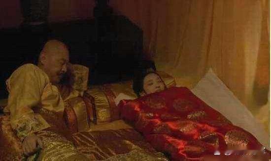 晚饭后，太监端着银盘来传旨。
接旨的妃子要立刻跪下，然后被带去沐浴。
洗得干干净