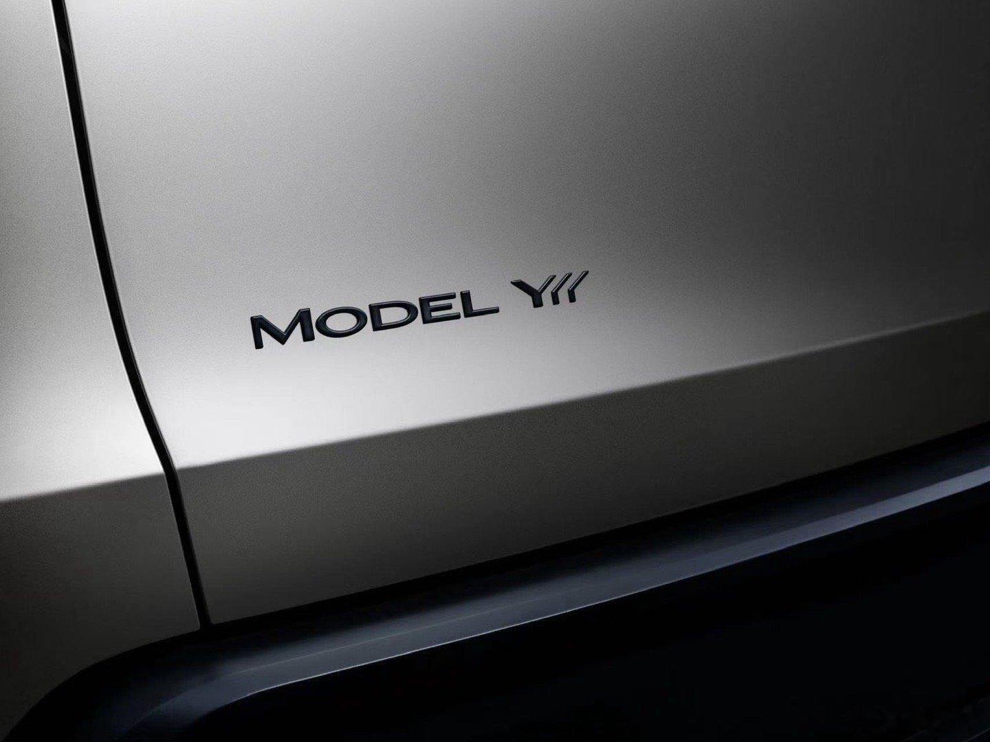 特斯拉Model Y L，从YYY的尾标就能看出来，这台是三排六座的Y。现在问题