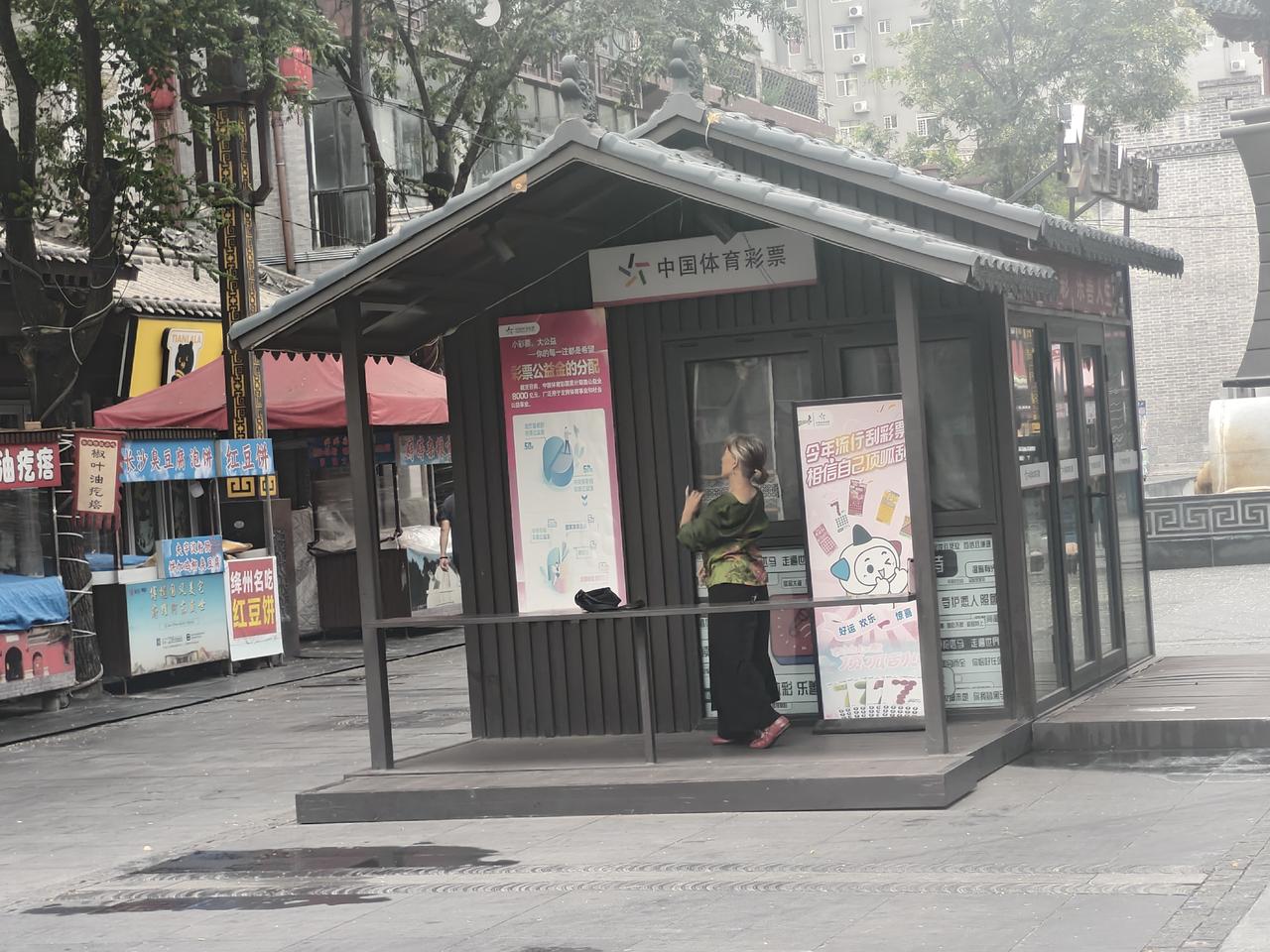 清晨6点多，在运城盐湖盬街一家中国体育彩票门口，一位老夫人在那翩翩起舞，虽然她的