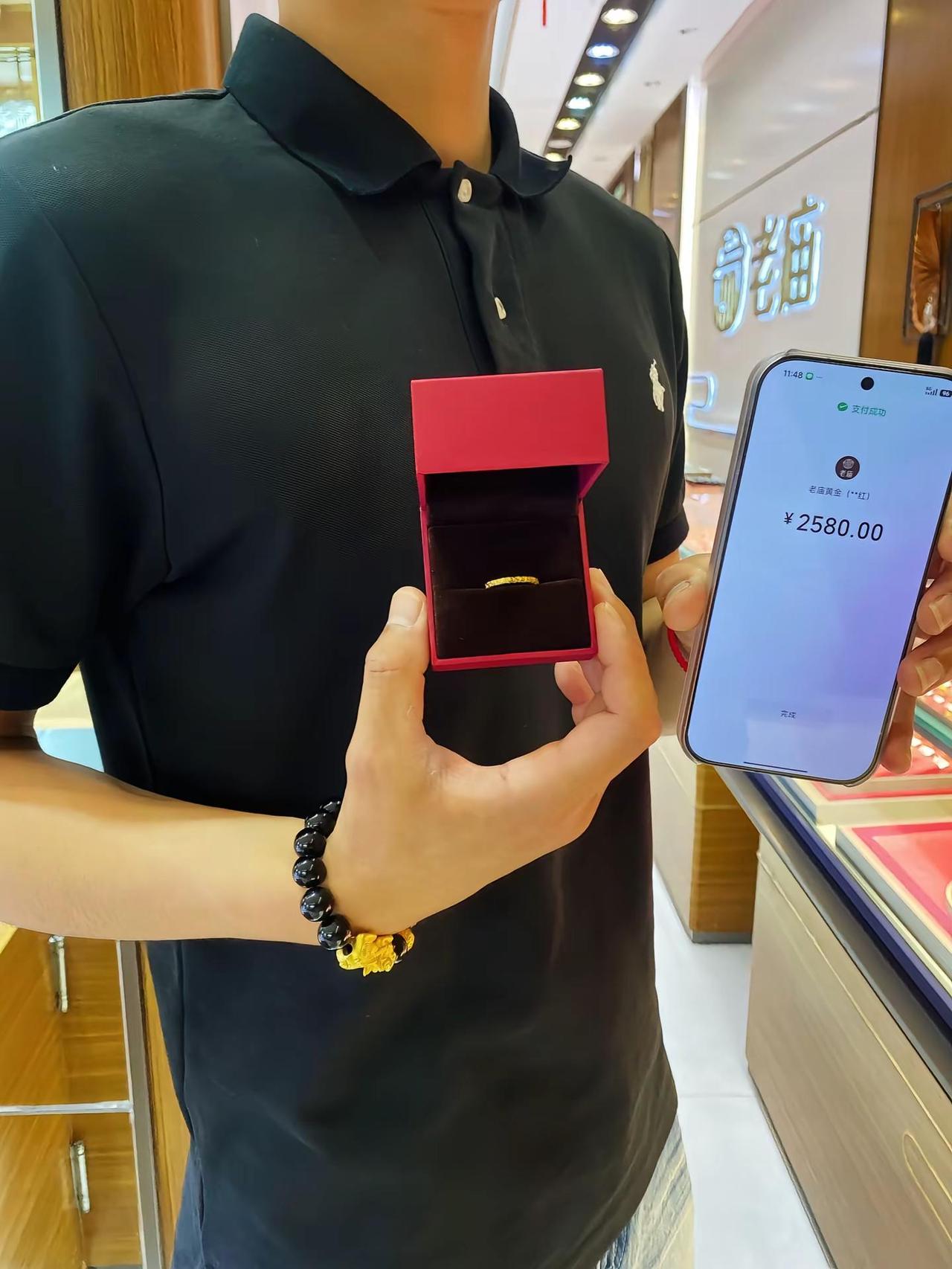 这个世界什么都是假的 承诺是假的 努力是假的 只有男朋友给我买的金戒指是真的@ㅤ