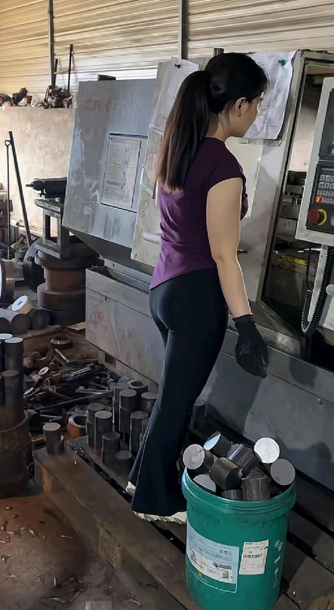 有她在，车间里的那些小伙子、大叔们就不会轻易跑！[赞]