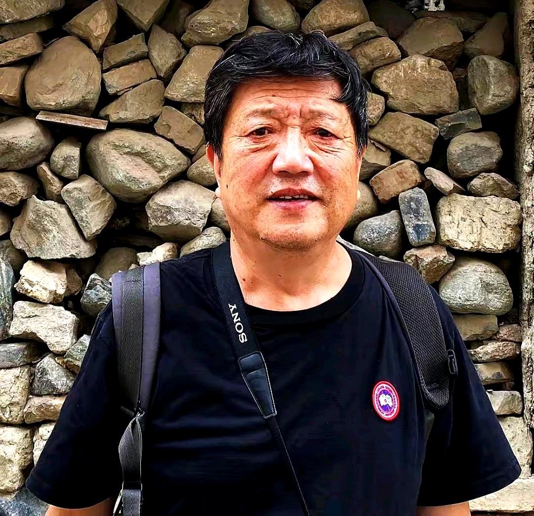 刚在地铁上刷到72岁老戏骨秦焰离世的消息，心里咯噔一下，但更让我惊掉下巴的是评论
