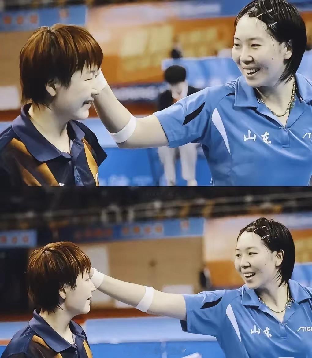 2013年全运会，女子单打决赛，陈梦与李晓霞大战七局分出胜负。赛后李晓霞笑着摸了
