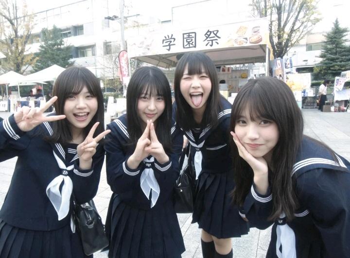 四个女孩在户外摆pose，开心地玩得很嗨。