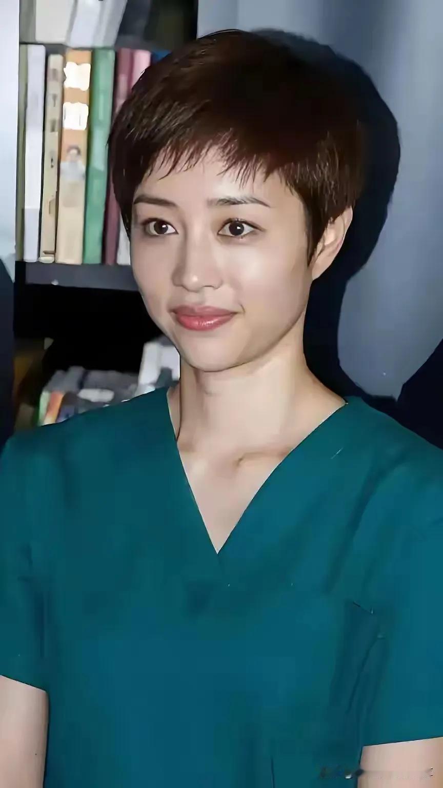 这演员是谁，我看着太熟悉了，仔细想想，好像是《父母爱情》里姜司令的女儿。