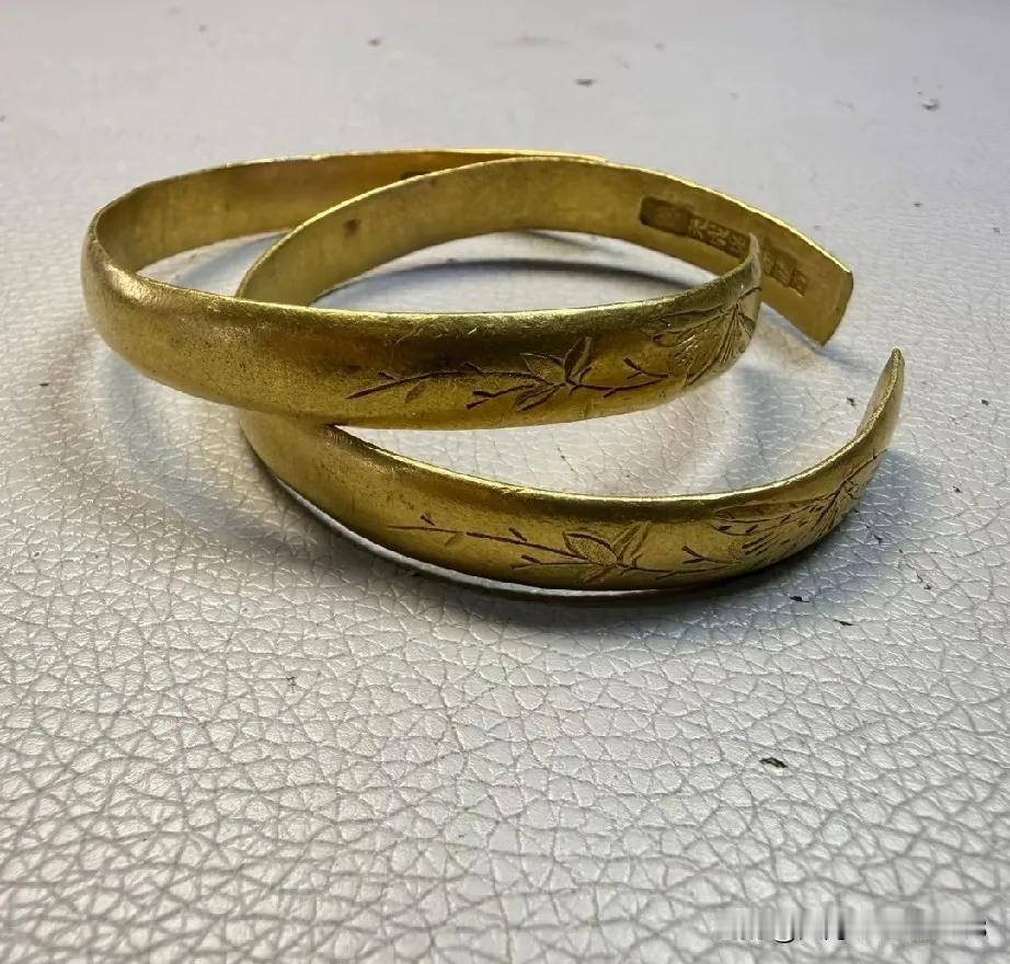 人啊！
应当活在当下。
婆婆的妈妈离世了，家里人商议着把那一对金镯子留下来。
结