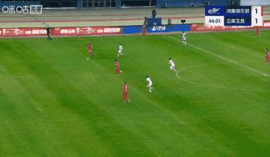 守门员被怀疑假打一点都不冤！职业球员，守门员，接一个回传球，力量不大，角度不刁，